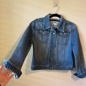 Gap women’s s denim jacket, button down in front, 2 front pockets, long sleeves